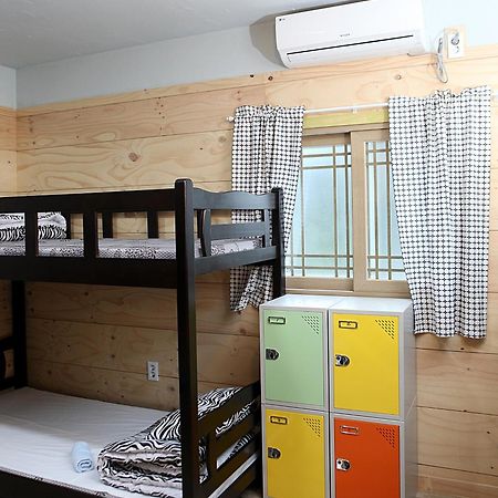 Basecamp Guesthouse Seogwipo Extérieur photo