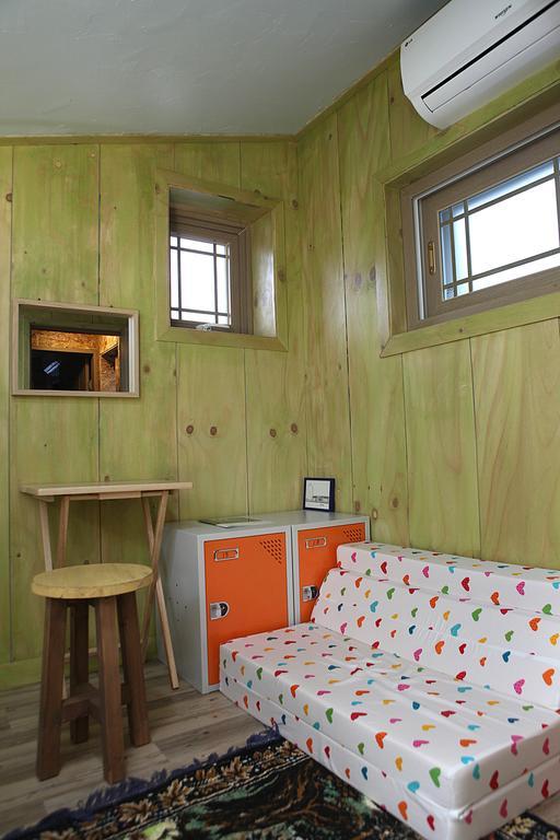 Basecamp Guesthouse Seogwipo Extérieur photo