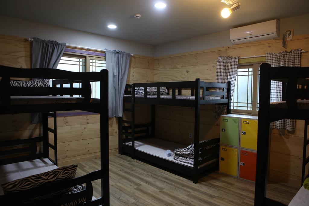 Basecamp Guesthouse Seogwipo Extérieur photo
